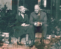 Jean Albert MG (1871-1944) en Elisabeth Johanna van Epenhuysen (1868-1967) op terras van de Nassaustraat 13